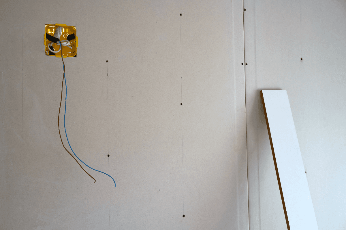 Instalación profesional de tabiques de pladur en vivienda de Madrid con cableado eléctrico integrado